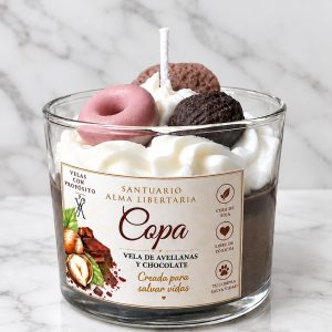 Vela de avellana y chocolate en vaso de cristal con nata y toppings