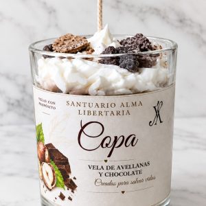 Vela XL de avellana y chocolate en vaso alto con nata y galletas