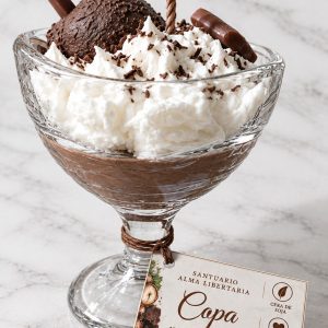 Vela copa de helado de avellana y chocolate con nata y bombón