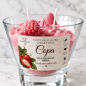 Vela postre de fresa en copa de cristal con frambuesa y fresa