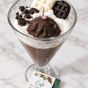 Vela copa de café con nata, galletas y bombón