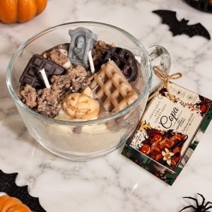 Vela taza de Halloween con lápida, calabaza, chocolate y gofre