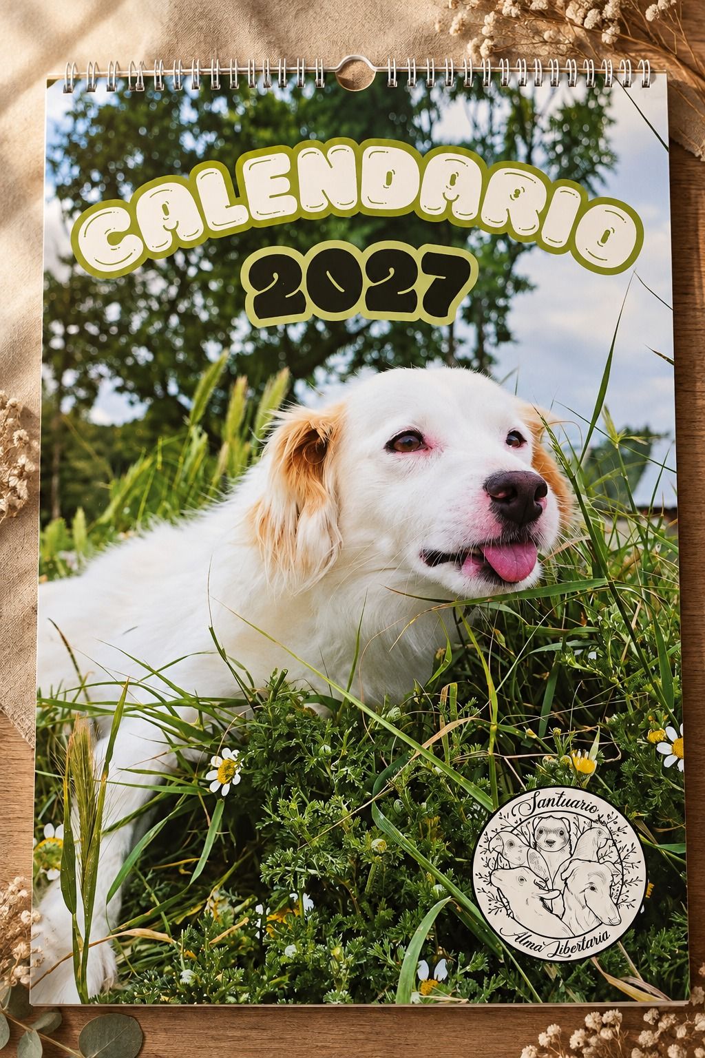 Calendario 2027 del Santuario Alma Libertaria, portada con un perro blanco en la hierba
