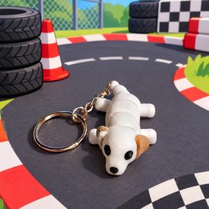 Llavero articulado de Martín, perro blanco, en un circuito de carreras
