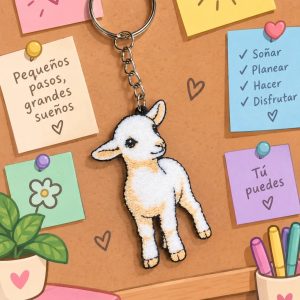 Llavero plano de Pegatina, corderita blanca, en un tablón de corcho
